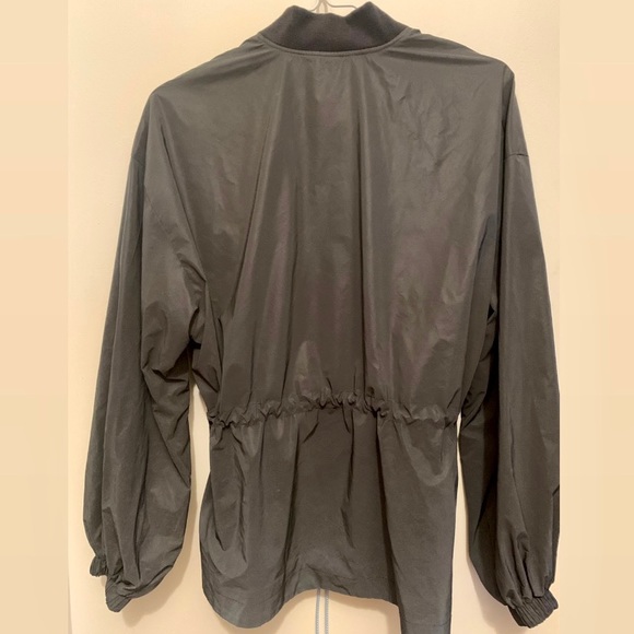 Willow Woven Reflective Jacket - Medium - Fabletics - Picture 3 of 9